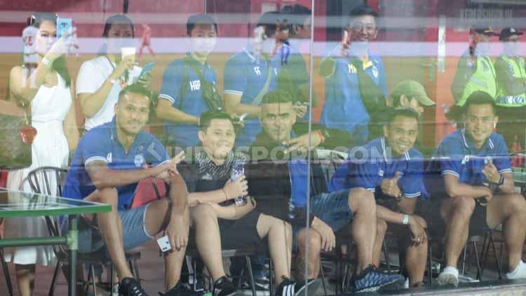 Para pemain PSIM Yogyakarta menyaksikan pertandingan Bali United melawan PSM Makassar dari Bali United Cafe. Foto : Nofik Lukman Hakim