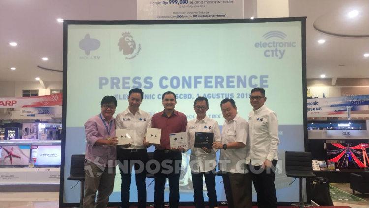 Mola TV saat meluncurkan Mola Matrix serta perangkat Mola Polytron Streaming dan Mola Polytron Smart TV untuk siaran Liga Inggris.