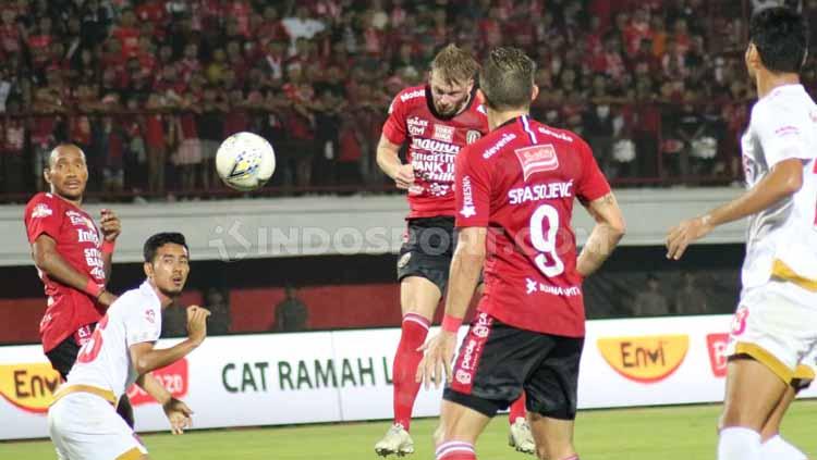 Sundulan Melvin Platje menjebol gawang PSM Makassar di Stadion Kapten I Wayan Dipta pekan Liga 1 ke-14. Copyright: Nofik Lukman Hakim/INDOSPORT