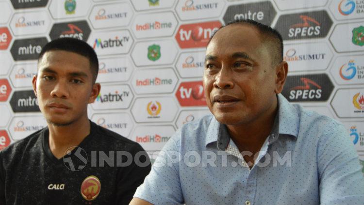 Pelatih Sriwijaya FC, Kas Hartadi (kanan) didampingi pemainnya Akbar Zakaria (kiri) dalam temu pers usai pertandingan lawan tuan rumah PSMS Medan. (Foto: Aldi Aulia Anwar/INDOSPORT) - INDOSPORT