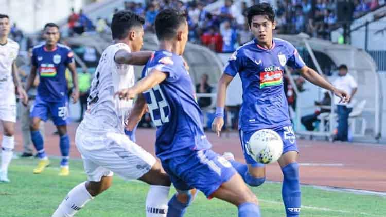 Para pemain PSIS Semarang berebut bola dengan pemain TIRA Persikabo. Copyright: Instagram.com/PSISofficial