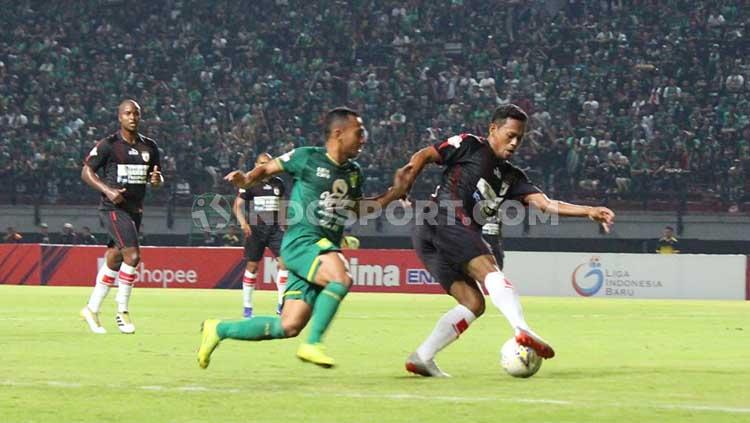 Laga antara Persebaya vs Persipura. Copyright: Fitra Herdian/INDOSPORT