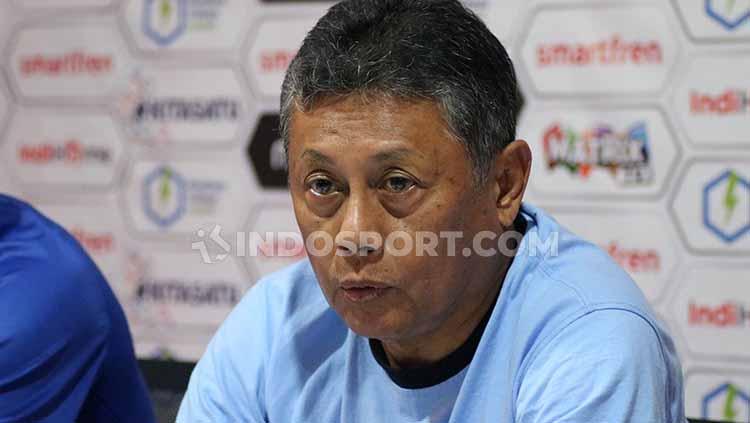 Pelatih Sulut United, Herry Kiswanto. Foto: Nofik Lukman Hakim/INDOSPORT - INDOSPORT