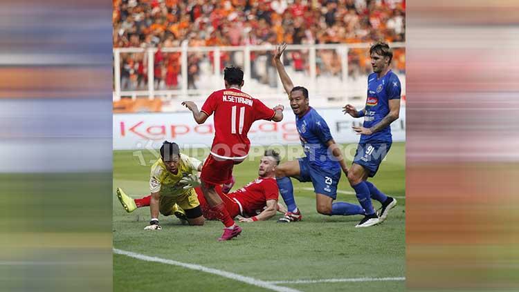 Proses terjadinya gol Novri Setiawan dalam laga Persija vs Arema FC di SUGBK, Senayan pada pekan ke-12 Liga 1 2019, Sabtu (03/08/19).