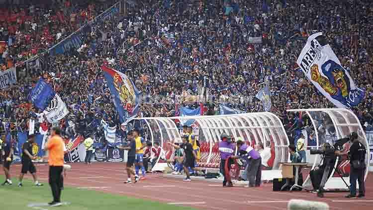 Ribuan Aremania memenuhi tribune Stadion Utama Gelora Bung Karno (SUGBK), Senayan pada laga Persija vs Arema FC di Liga 1 2019, Sabtu (03/08/19). - INDOSPORT