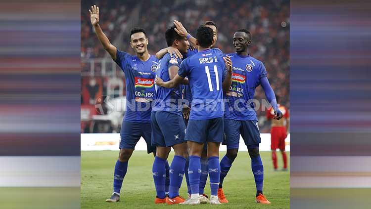 Ekspresi para pemain Singo Edan saat merayakan gol Ahmad Nur Hadiyanto dalam laga Persija vs Arema FC di SUGBK, Senayan pada pekan ke-12 Liga 1 2019, Sabtu (03/08/19).