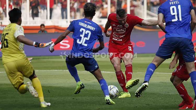 Marko Simic (tiga dari kiri) melepaskan tembakan ke arah gawang Arema FC dalam lanjutan pekan ke-12 Liga 1 2019, Sabtu (03/08/19).