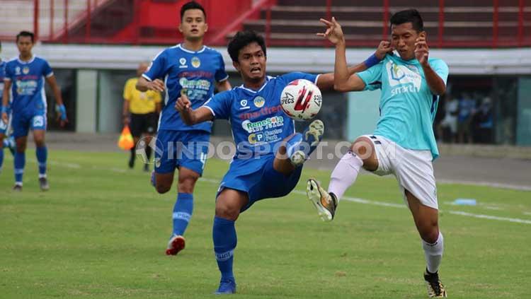 Pertandingan antara Sulut United melawan PSIM Yogyakarta di Stadion Kapten I Wayan Dipta Gianyar, Sabtu (03/08/2019).