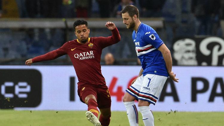 Jacopo Sala saat berduel dengan Justin Kluivert Copyright: Paolo Rattini/GettyImages