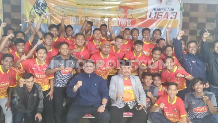 Augusto Arie Frianto bersama skuat Persekam Metro FC saat launching tim
