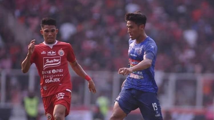 Hanif Sjahbandi menguasai bola saat melawan Persija Jakarta pada pekan ke-12 Liga 1 2019 (03/08/19) Copyright: Instagram/@aremafcofficial