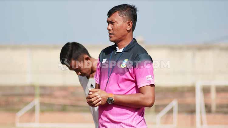 Komang Mariawan saat memberi intruksi dalam seleksi pemain Perseden Denpasar. Foto: Nofik Lukman Hakim/INDOSPORT - INDOSPORT