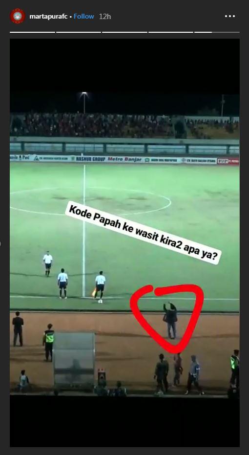 Gede Widiade tertangkap kamera memberikan kode kepada wasit di laga Martapura FC vs Persiba Balikpapan, Sabtu (03/08/19) Copyright: Instagram @martapurafc