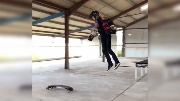 Aksi Alex Wilson memainkan skateboard menggunakan jetpack. - INDOSPORT