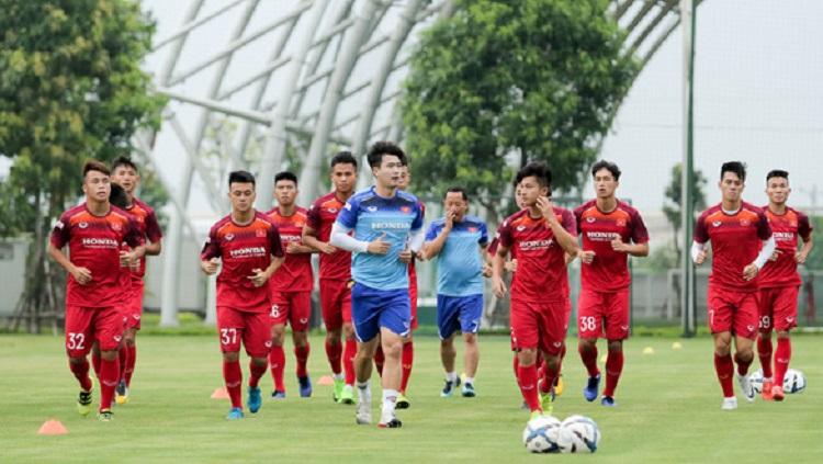 Para pemain Timnas Vietnam U-22 tengah berlatih. - INDOSPORT