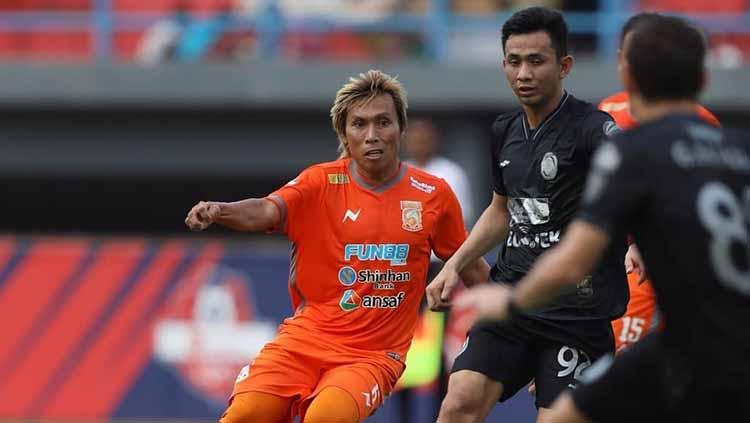 Asri Akbar berusaha melewati pemain PSS Sleman di Liga 1 2019 pekan ke-13.