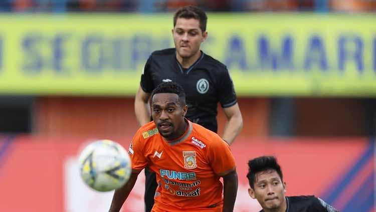 Terens Owang Puhiri berhasil melewati pemain PSS Sleman untuk mendapatkan bola di Liga 1 2019 pekan ke-13.