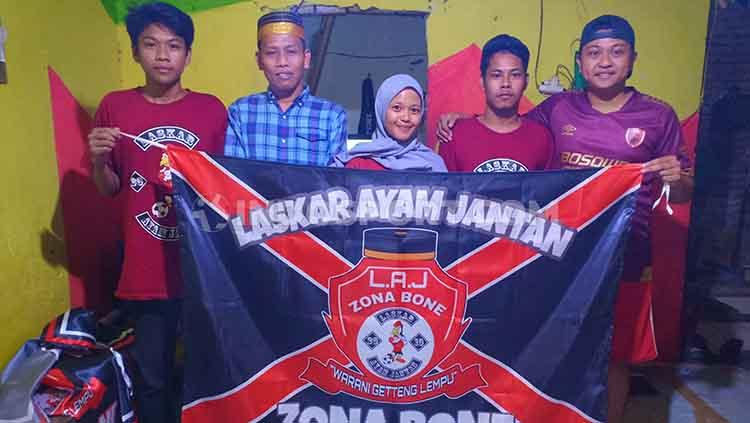 Pak Syahdan bersama suporter LAJ Zona Bone saat ditemui di Mabes LAJ Zona Bone di Jalan Rudal 4, BTN Kodam 2, Makassar, Jumat (2/8/19). Copyright: Adriyan Adirizky/INDOSPORT