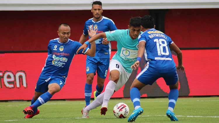 Penyerang Sulut United, Martinus Novianto berusaha melewati kawalan pemain PSIM Yogyakarta dalam pertandingan di Stadion Kapten I Wayan Dipta, Gianyar, Sabtu (03/08/2019).