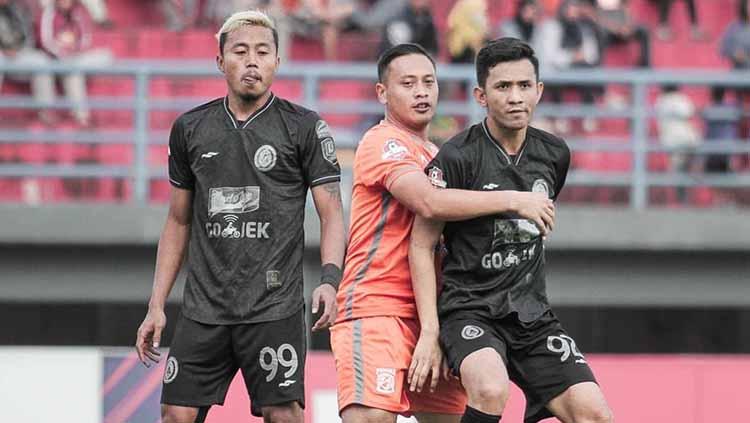 Pemain Borneo FC berusaha gagalkan aksi pemain PSS Sleman di Liga 1 2019 pekan ke-13.