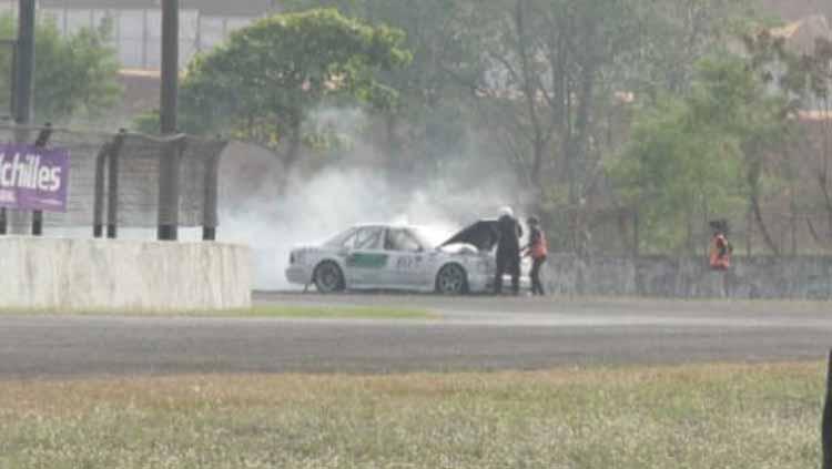 Mobil terbakar di Indonesia Sentul Series of Motorsport (ISSOM) 2019 seri tiga. - INDOSPORT