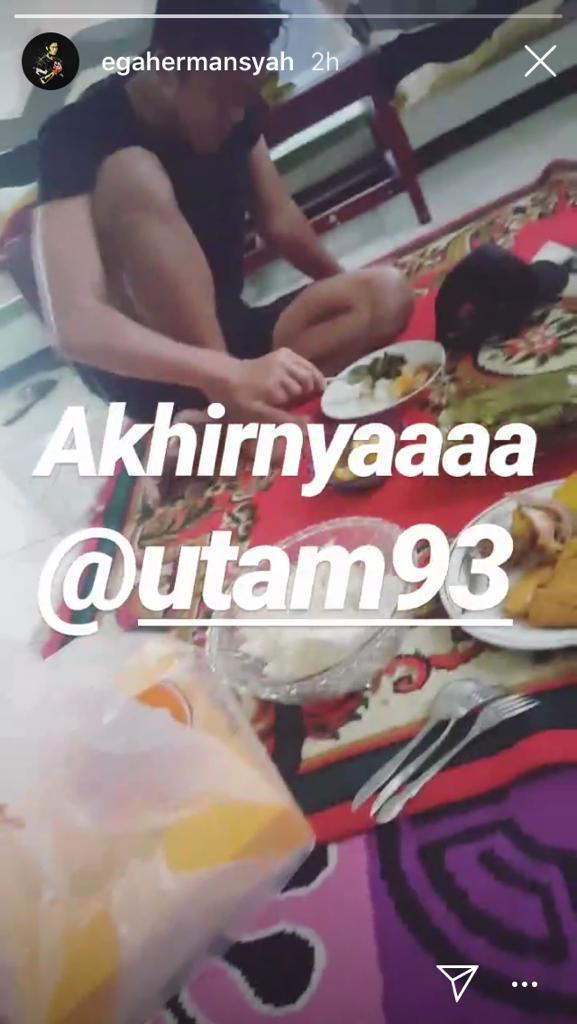 Update IG Story Kurnia Meiga yang tengah dikunjungi kiper Arema, Utam Rusdiana Copyright: Instagram Kurnia Meiga