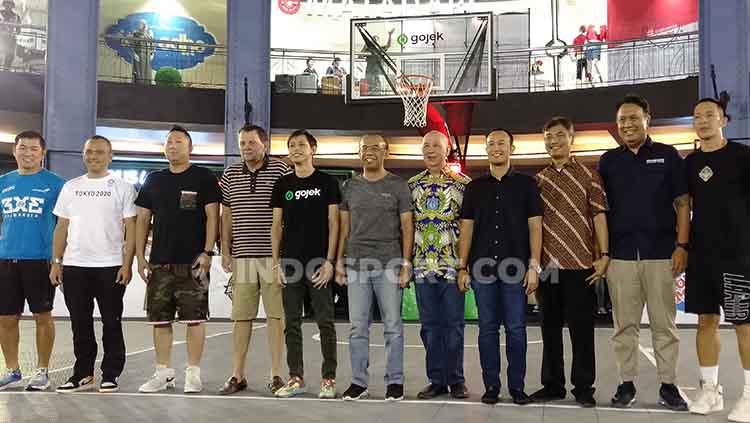 Gatot S. Dewa Broto selaku Sesmenpora dengan Hasan Gozali, Komisaris Utama IBL dengan Runner Up IBL Gojek 3X3, Pelita Jaya.
