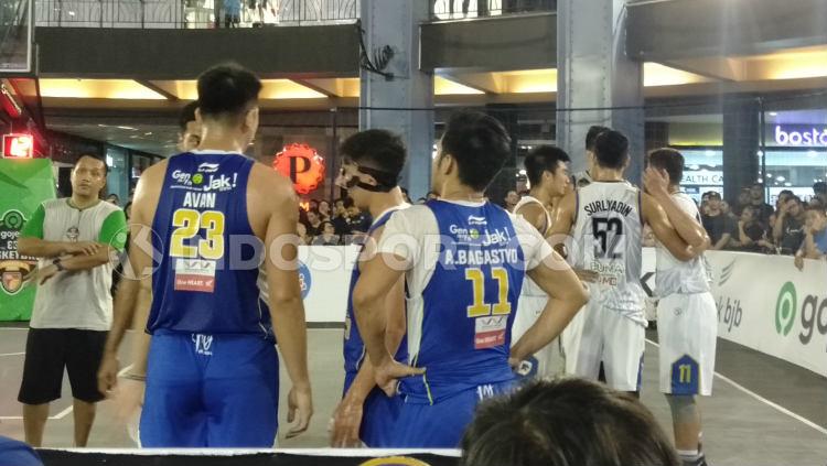 Momen insiden di tengah babak empat besar IBL Gojek 3X3 2019 pada laga Satria Muda vs Prawira Bandung.