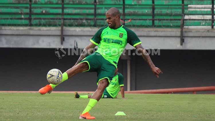 David Da Silva saat latihan perdana di Stadion GBT, Senin (5/8/19). Copyright: Fitra Herdian/INDOSPORT