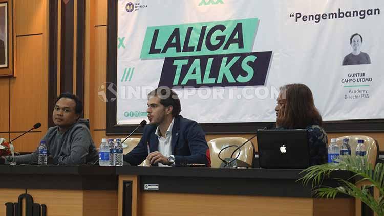 Delegasi LaLiga Spanyol untuk Indonesia, Rodrigo Gallego, bersama perwakilan Asprov PSSI DIY, Fajar Junaedi, dan Direktur Akademi PSS Sleman, Guntur Cahyo Utomo.