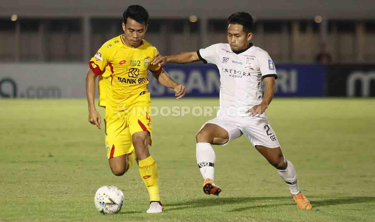 Andik Vermansah berusaha keras untuk menggagalkan aksi pemain Bhayangkara FC di Liga 1 2019 pekan ke-12. Copyright: Herry Ibrahim/INDOSPORT
