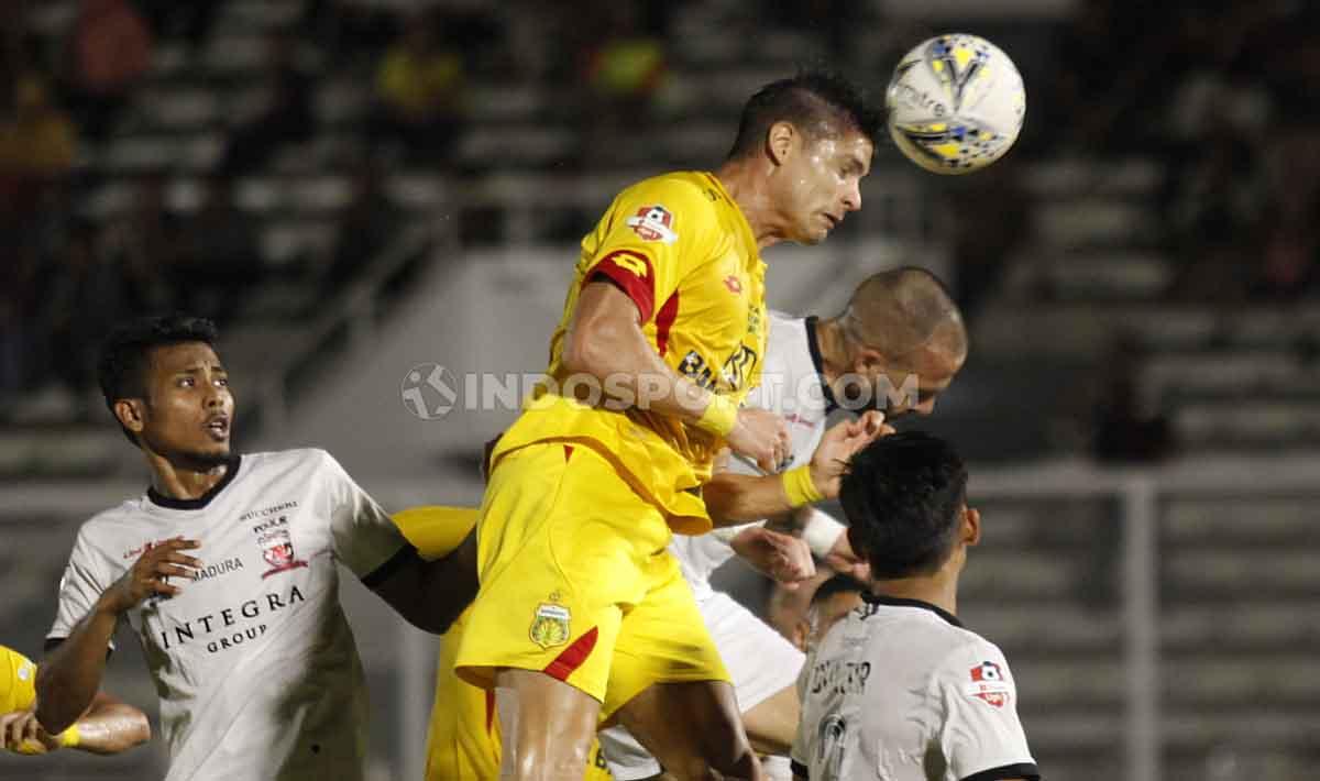 situasi duel udara Bhayangkara FC vs Madura United di Liga 1 pekan ke-12 di Liga 1 di Stadion Madya Senayan, Senin (05/08/19). Copyright: Herry Ibrahim/INDOSPORT
