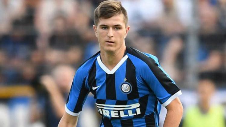 Pemain muda Inter Milan, Lorenzo Pirola saat tampil bersama Nerazzurri