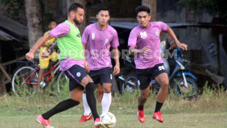 Bek PSS Sleman, Junius Bate (kanan) saat berlatih di Lapangan Bercak, Sleman, beberapa waktu lalu