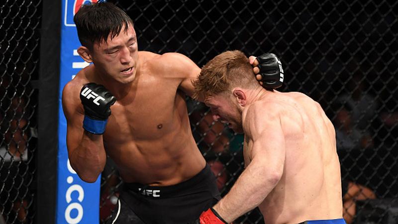 Dong Hyun Ma (kiri) saat melawan petarung dari Skotlandia, Scott Holtzman - INDOSPORT