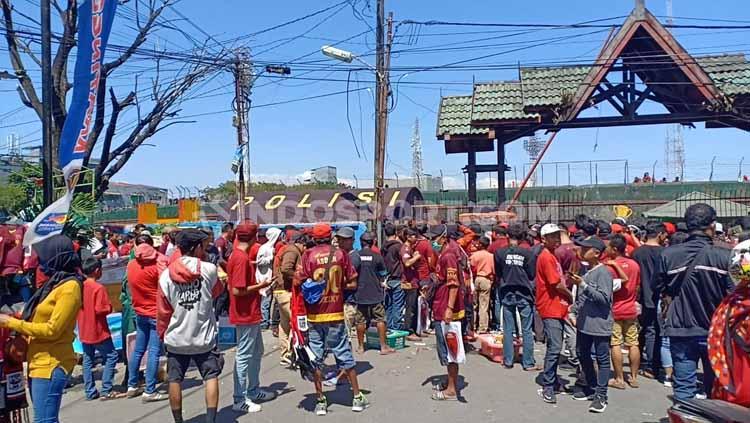 Sejumlah suporter PSM Makassar sudah memadati gerbang utama Stadion Andi Mattalatta, Makassar, Selasa (06/08/19) pukul 13:15 WITA. Foto: Adriyan Adirizky Rahmat/INDOSPORT