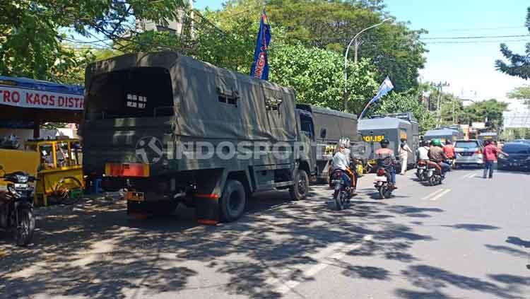 Suasana Jalan Mappanyukki. Sejumlah kendaraan taktis siaga di depan gerbang utama Stadion Andi Mattalatta, Makassar, Selasa (6/8/19). Copyright: Adriyan Adirizky Rahmat/INDOSPORT