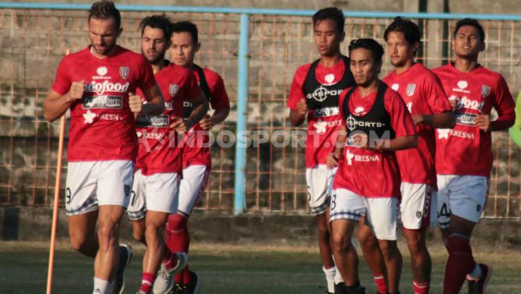 Dallen Doke (tengah) saat berada di antara pemain-pemain senior Bali United. Foto: Nofik Lukman Hakim/INDOSPORT