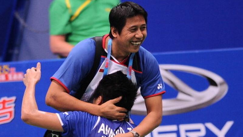 Christian Hadinata (atas) salah satu pebulutangkis Indonesia yang sukses bermain rangkap.