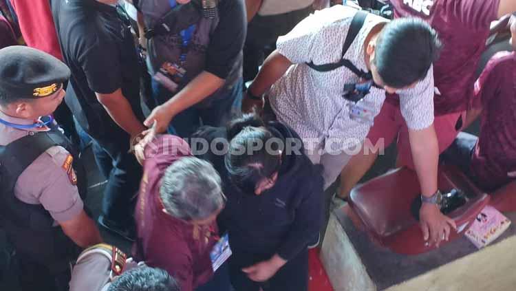 Sekjen PSSI, Ratu Tisha Destria, tiba di VIP Utama Stadion Andi Mattalatta, Makassar. Kehadirannya membuat seisi stadion riuh dimana suporter berteriak mafia. Copyright: Adriyan Adirizky Rahmat/INDOSPORT