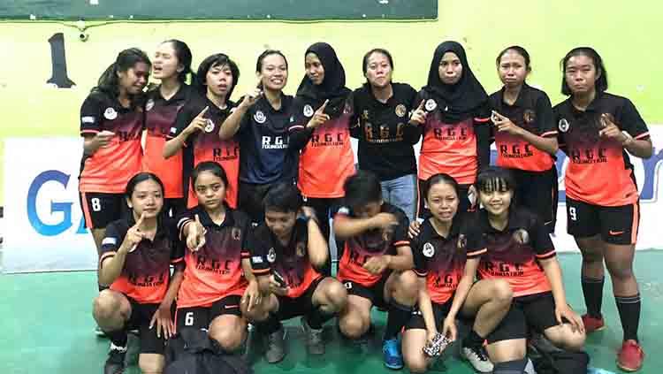 Pemain RGC Foundation FC menangis setelah gelar juara LFN Sulsel 2019 'dirampas'. - INDOSPORT