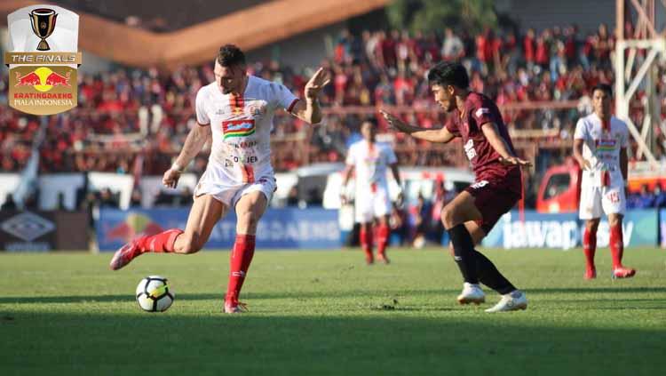 Marko Simic tengah mengekekusi bola ke arah gawang PSM Makassar di laga final Piala Indonesia 2019.