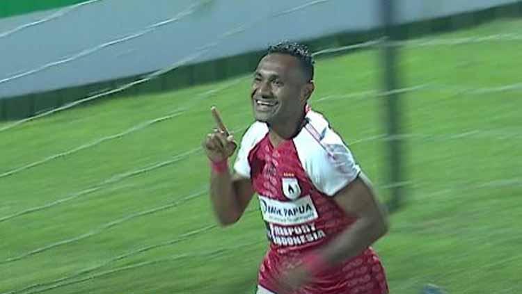 Titus Bonai melakukan selebrasi usai cetak gol ke gawang PSIS Semarang di Liga 1 2019. Copyright: liga1match