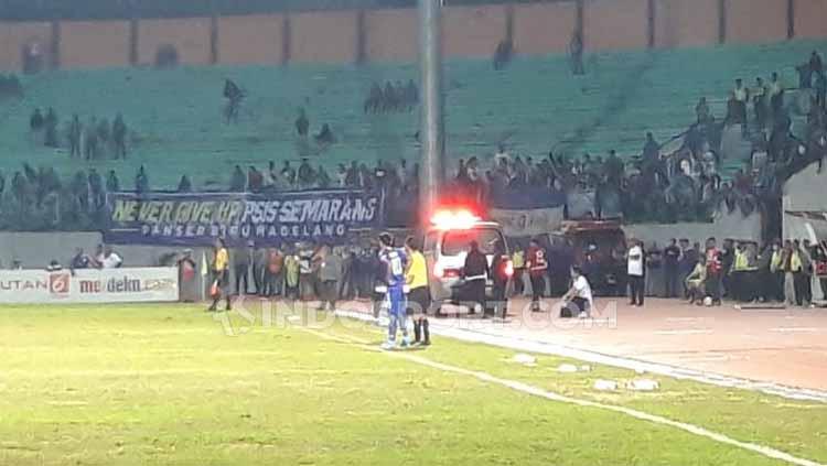 Bek PSIS, Rio Saputro sempat tak sadarkan diri dan dibawa ke rumah sakit terdekat.
