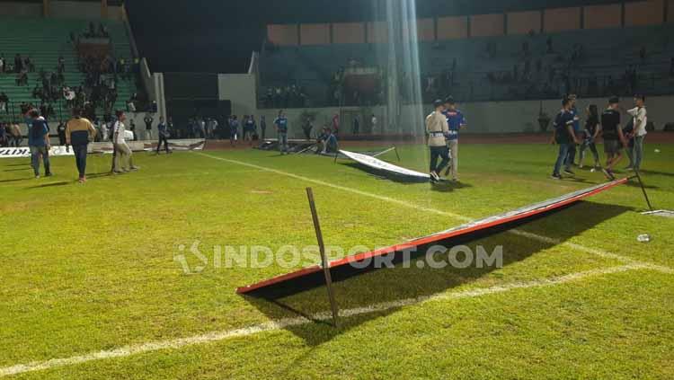 Hampir sebagian papan adboard rusak dihancurkan suporter. Copyright: Alvin Syaptia Pratama/INDOSPORT