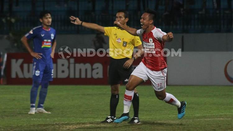 Gelandang Persipura Jayapura, Muhammad Tahir, mencetak gol kedua ke gawang PSIS Semarang dalam pekan ke-13 Shopee Liga 1 2019