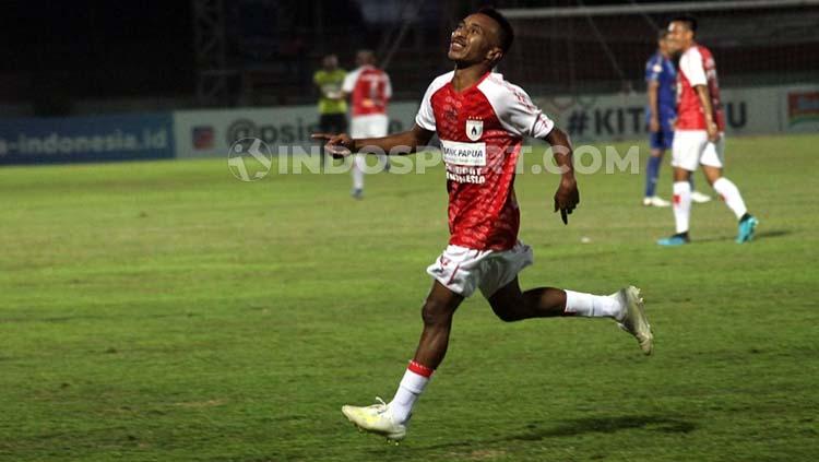 Gelandang serang Persipura Jayapura, Todd Rivaldo Ferre, merayakan gol ketiga ke gawang PSIS Semarang