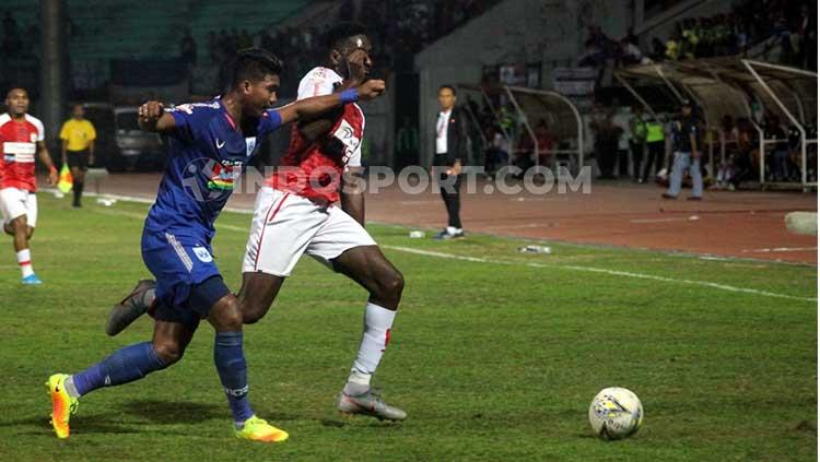 Aksi penyerang Persipura Jayapura, Mamadou Samassa berusaha melepas dari kawalan pemain PSIS Semarang
