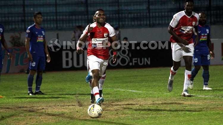 Selebrasi gol pembuka dari penyerang Persipura Jayapura, Titus Bonai ke gawang PSIS Semarang