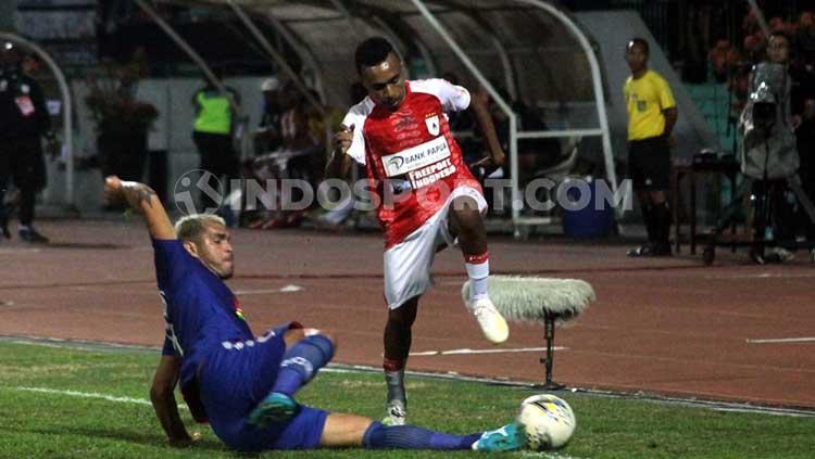 Todd Rivaldo Ferre (kanan) berusaha menghindar dari tekel yang dilakukan bek PSIS Semarang, Wallace Costa.
